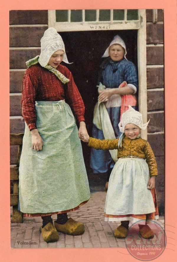 Hollande - Volendam - Série 1165 - 2368 - Deux jeunes filles devant la maison