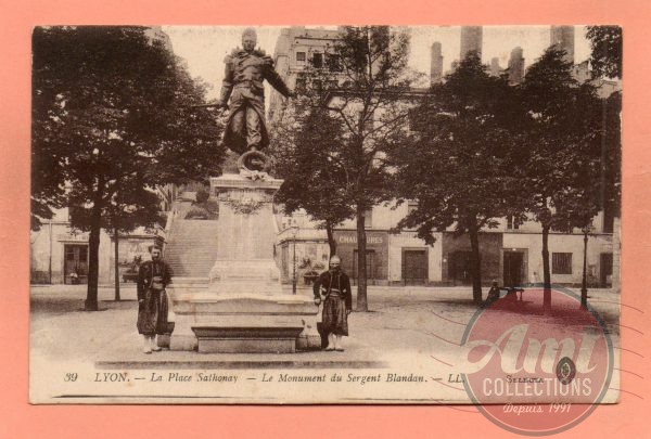 dept 69 - 39 - LYON - La Place Sathonay - Le Monument du Sergent Blandon