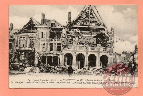 dept 80 - (1) - PERONNE - Les Régions Françaises Libérées - La Place de l'Hôtel de Ville après le départ des Allemands