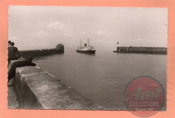 dept 76 - 5 - DIEPPE - Entrée du Londres dans les Jetées